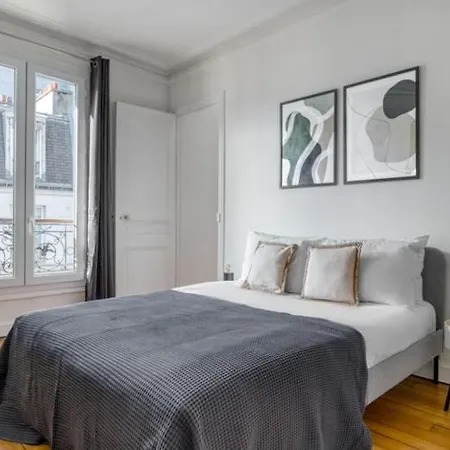 Eiffel Tower / Tour Eiffel *